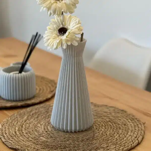 Jarrón Origami color Blanco Granito sobre una mesa