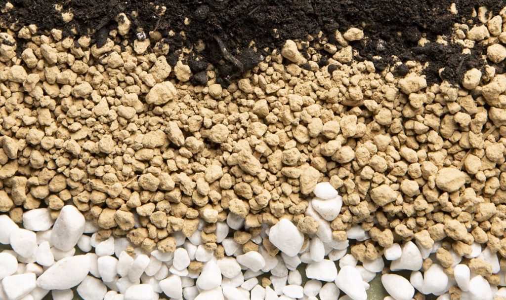 Varias capas de tierra, perlita y vermiculita